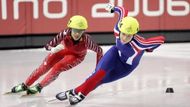 Kanaďanka Kalyna Robergeová (vlevo) se v závodě na 500 m snaží dohnat českou rychlobruslařku Kateřinu Novotnou.