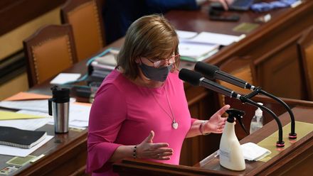 Konec superhrubé mzdy a nižší daně. Sněmovna schválila daňový balíček.