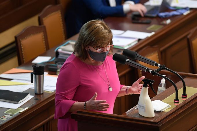 Ministryně financí Alena Schillerová na schůzi Poslanecké sněmovny (26. května 2020)