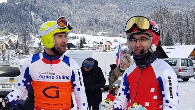 Trasér Tomáš Nervlý a handicapovaný lyžař Tadeš Kříž.