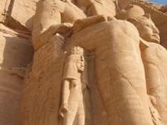 Nejzajímavější stavbou, kterou Ramses II. zahájil, je dvojice chrámů v Abú Simbelu, které měly spočinout na dně Asuánské přehrady, ale díky zahraniční pomoci se je podařilo zachránit.