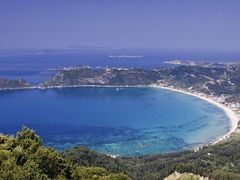 půlkruhová zátoka Agios Georgios na ostrově Korfu, Řecko