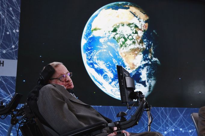 Fyzik Stephen Hawking na tiskové konferenci k projektu mezihvězdných cest sond.