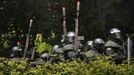 Spanish Civil Guard officers in full riot gear secure an area during clashes with coal miners protesting against government spending cuts in the mining sector in the northern Spanish village of Campomanes May 30, 2012. REUTERS/Eloy Alonso (SPAIN - Tags: CIVIL UNREST BUSINESS EMPLOYMENT) Published: Kvě. 30, 2012, 1:42 odp.