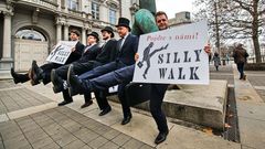 Ministerstvo švihlé chůze, Monty Python