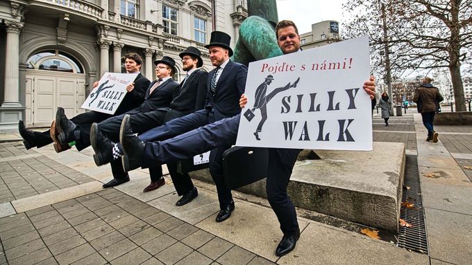Montypythonovské ministerstvo švihlé chůze by mělo na Slovensku plné ruce práce. (Foto z loňské recesistické akce Švihlý pochod městem Brnem, inspirované slavnou britskou komediální skupinou.)
