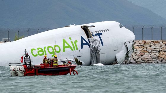 Před svítáním se zřítil do moře. Co stálo za tragédií na hongkongském letišti?