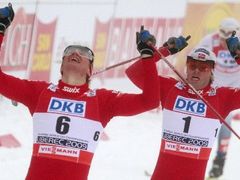Norové Ola Vigen Hattestad (vlevo) a Johan Kjölstad se radují v cíli lyžařského sprintu na MS v Liberci.