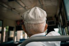 Senior jezdí celé dny MHD a vlakem. Vyjde ho to levněji, než kdyby doma topil plynem