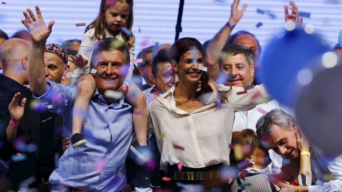 Mauricio Macri slaví úspěch v prezidentských volbách.
