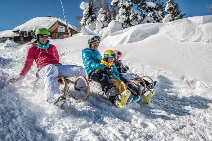 Zábava při rodinném sáňkování na Katschbergu v Korutanech