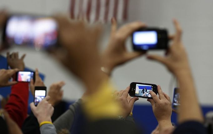 Cell phone cameras catch U.S. President Barack Obama as he delivers remarks at a campaign event at Springfield High School in Ohio, November 2, 2012. REUTERS/Larry Downing (UNITED STATES - Tags: POLITICS ELECTIONS USA PRESIDENTIAL ELECTION) Published: Lis. 2, 2012, 5:40 odp.