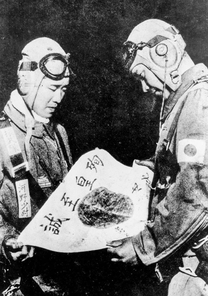 Na snímku: Japonští piloti kamikaze s vlajkou před misí, Japonsko, 1941. Tito piloti se účastnili útoků během druhé světové války.