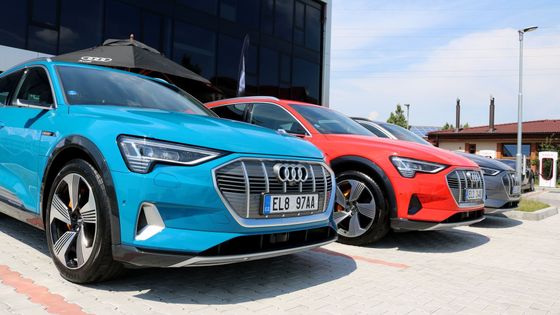 Akumulátory v podlaze stojí přes milion, půlku auta. Technika Audi e-tron podrobně