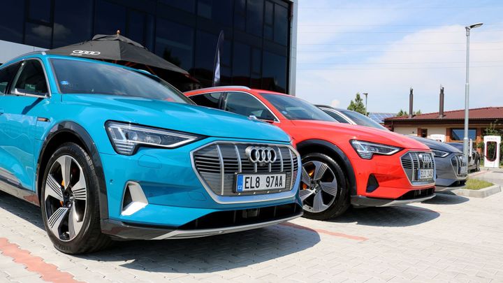 Akumulátory v podlaze stojí přes milion, půlku auta. Technika Audi e-tron podrobně