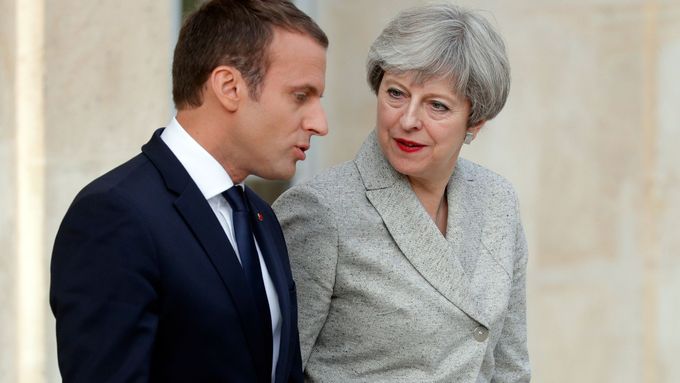 Emmanuel Macron a Theresa Mayová.