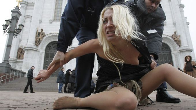 Členka hnutí Femen protestuje před Chrámem Krista spasitele v Moskvě proti zfalšování voleb.