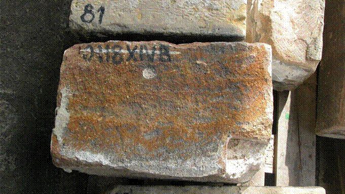 Jeden z nejstarších vyřazených kamenů s důlky pro kamenické kleště uložený ve skladu