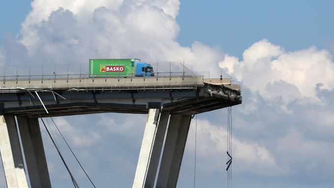 Fotka zříceného janovského mostu.