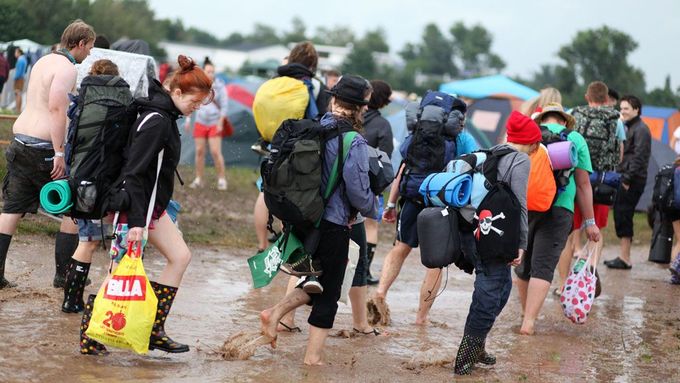 Několikamilionovou ztrátu festival utrpěl kvůli velké bouři, která poničila areál a vážně narušila program akce.