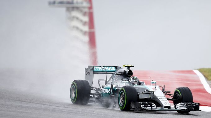 Nico Rosberg na zmoklém okruhu v Austinu.