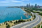 Chicago je s 2,6 milionu obyvatel třetím nejlidnatějším městem ve Spojených státech amerických. Najdeme ho ve státě Illinois při pobřeží Michiganského jezera.