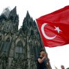 Demonstrace v Kolíně nad Rýnem na podporu tureckého prezidenta Recepa Erdogana