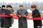Severokorejský vůdce Kim Čong-un v úterý oficiálně přestřihl pásku nového města Samčijon, které už dříve označil za "ideální socialistickou vesnici". Severokorejská státní média o místě hovoří jako o "zosobnění moderní civilizace" nebo také "utopickém městě socialismu".