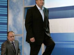Dosavadní premiér Viktor Janukovyč se chystá na pódium okomentovat průběžné volební výsledky své strany.