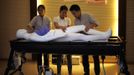 Students practice with a plastic mannequin during an undertaker service class at the Tianquanjiajing Funeral Service school in Jiaxing, Zhejiang province May 29, 2012. A new breed of young Chinese undertakers are fighting centuries-old taboos to gain social acceptance for their profession, saying they help the deceased and their families make their final parting with respect. There are more than 1,500 students across the country studying to become undertakers each year. Courses in funeral services take three years to complete and the service includes washing of the dead body as well as providing funeral make-up and dressing. Picture taken May 29, 2012. REUTERS/Carlos Barria (CHINA - Tags: SOCIETY) ATTENTION EDITORS - PICTURE 03 OF 17 FOR PACKAGE 'FUNERAL SERVICE STUDENTS' Published: Čer. 7, 2012, 2:43 dop.