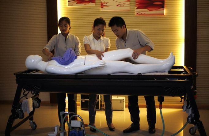 Students practice with a plastic mannequin during an undertaker service class at the Tianquanjiajing Funeral Service school in Jiaxing, Zhejiang province May 29, 2012. A new breed of young Chinese undertakers are fighting centuries-old taboos to gain social acceptance for their profession, saying they help the deceased and their families make their final parting with respect. There are more than 1,500 students across the country studying to become undertakers each year. Courses in funeral services take three years to complete and the service includes washing of the dead body as well as providing funeral make-up and dressing. Picture taken May 29, 2012. REUTERS/Carlos Barria (CHINA - Tags: SOCIETY) ATTENTION EDITORS - PICTURE 03 OF 17 FOR PACKAGE 'FUNERAL SERVICE STUDENTS' Published: Čer. 7, 2012, 2:43 dop.