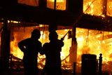 7. 8. - V Londýně hořela auta, násilí v přistěhovalecké čtvrti. Více čtěte - zde