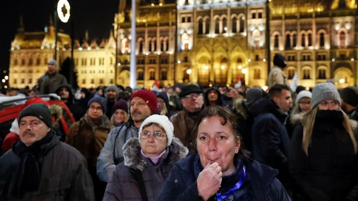 Veselé Vánoce, premiére! hlásají nespokojení Maďaři. Vadí jim Orbán i "otrocký zákon"