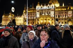 Veselé Vánoce, premiére! hlásají nespokojení Maďaři. Vadí jim Orbán i "otrocký zákon"
