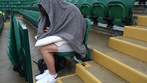 Hned první den letošního Wimbledonu narušil déšť