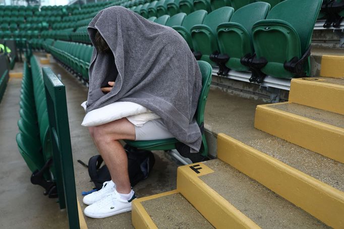 Hned první den letošního Wimbledonu narušil déšť