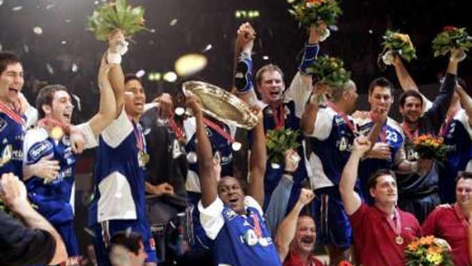 Házenkáři Francie slaví zisk titulů mistrů Evropy, ve finále hladce přehráli Španělsko.