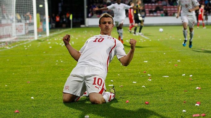 Švýcar Shaqiri právě vstřelil rozhodující gól v zápase proti Dánům.