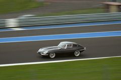 Most přivítá klasická auta. Červený Jaguar doprovázel Michaela Jacksona v Praze