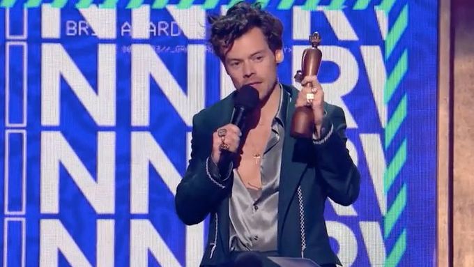 Harry Styles proměnil nominace na Brit Awards ve všech čtyřech kategoriích. Zde přebírá cenu za album roku.