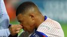 Útočník Kylian Mbappé s krvácejícím nosem při utkání s Rakouskem