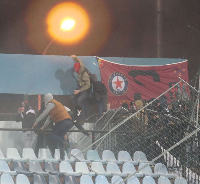 EL, Slovan-Sparta: řádění fanoušků