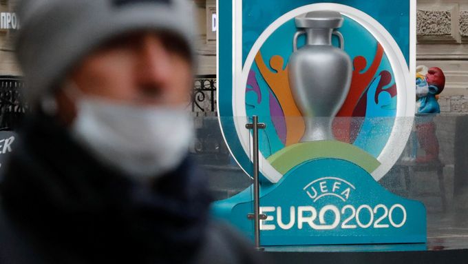 Také fotbalové Euro 2020 ohrožuje koronavirus.