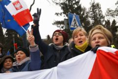 Po noční blokádě parlamentu ve Varšavě znovu protestovaly proti vládě tisíce lidí