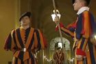 Video: Vatikán slavil švýcarskou stráž