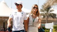 ... Nico Rosberg nakráčel do areálu okruhu Yas Marina se svojí stále ještě novomanželkou Vivian Siboldovou...