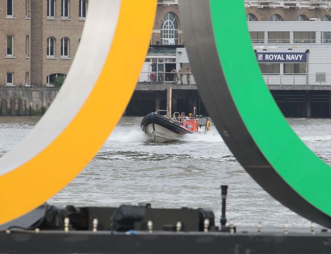 Proměna Tower Bridge pro zahajovací ceremoniál OH 2012 v Londýně.