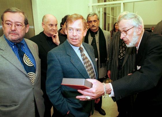 Exprimátor Jaroslav Kořán, prezident Václav Havel a předseda Chalupeckého ceny Jiří Šetlík v listopadu 2000, kdy laureát David Černý odmítl vkročit do Veletržního paláce.