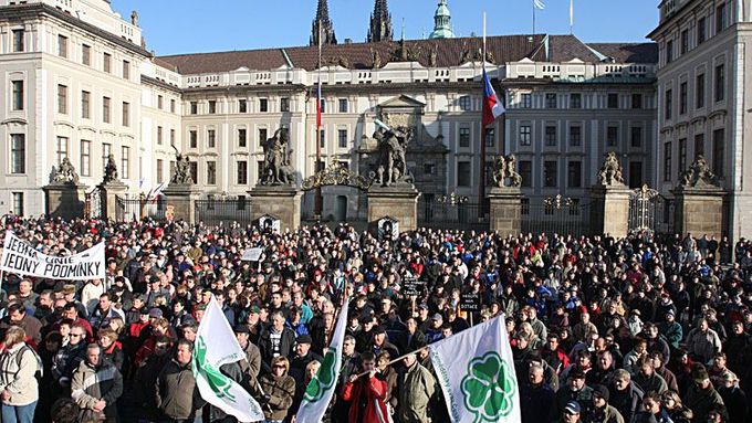Zatím poslední demonstraci svolali farmáři v prosinci na Pražský hrad, Pak šli žádat do sněmovny o zvýšení dotací.