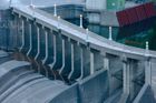 Stavba této monumentální přehrady začala jako součást odvážného hydroenergetického projektu, jehož cílem bylo přivést čistou energii do rychle rostoucího Seattlu.
